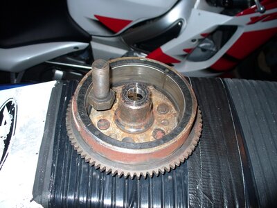 tn_Kaw750flywheel+pullerbolt1.JPG