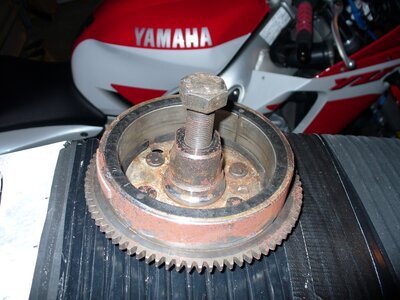 tn_Kaw750flywheel+pullerbolt2.JPG
