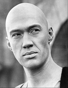 220px-David_Carradine_as_Caine_from_Kung_Fu_-_c._1972–1975.jpg